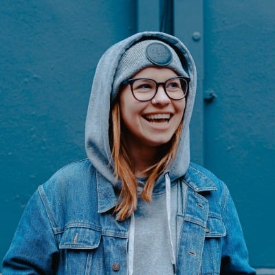 عکس یک خانوم با هودی