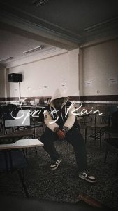 تصویر یک مرد روی صندلی